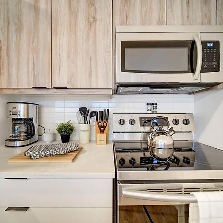 Luxurious Modern 2Br Condo Sleeps 5 Coffee, Ac, Wifi Галіфакс Екстер'єр фото